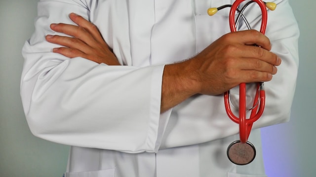 en doktor med vit utsyrsel